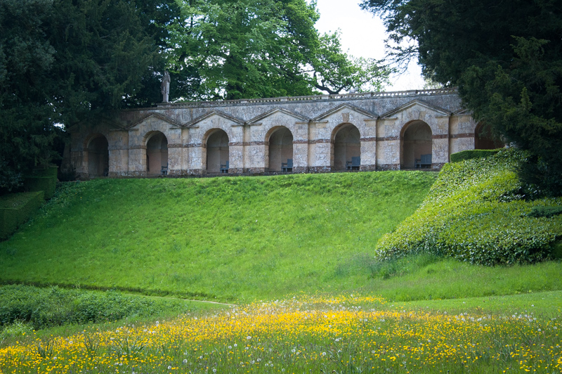 THE PRAENESTE TERRACE DELLA ROUSHAM HOUSE IN INGHILTERRA